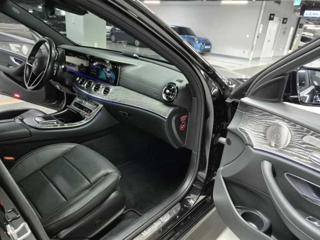 Mercedes-Benz E-Class — photo 20