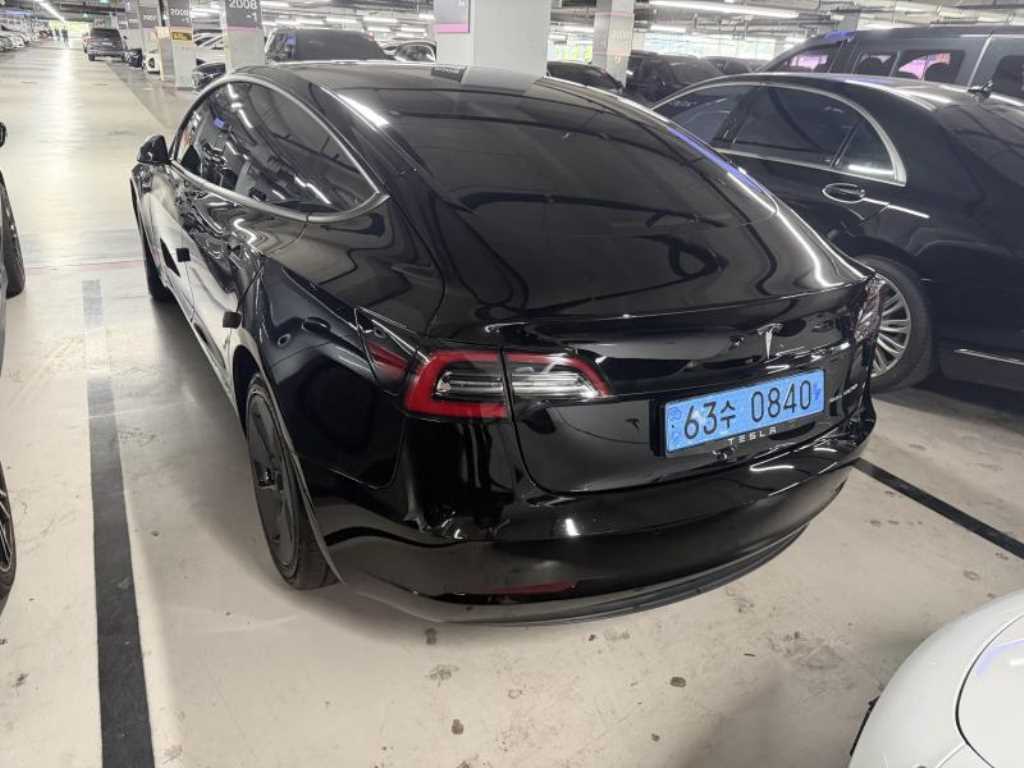 Tesla Model 3 — photo 04
