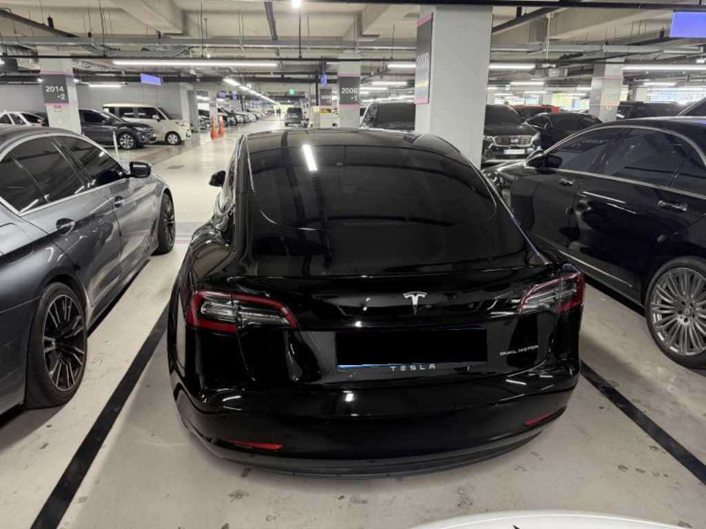 Tesla Model 3 — photo 05