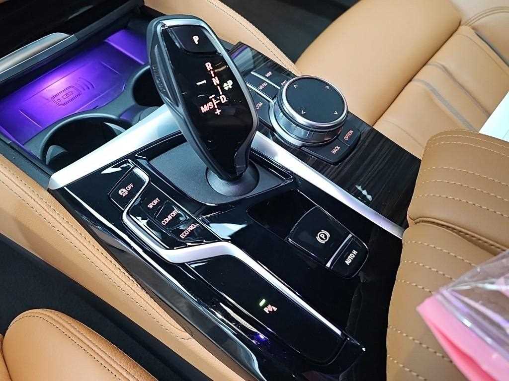 BMW 5-Series — photo 08