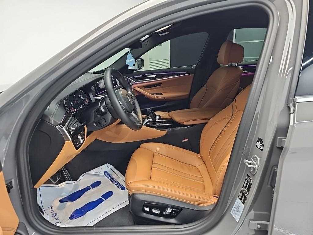 BMW 5-Series — photo 11
