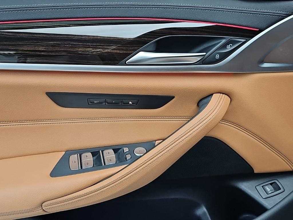 BMW 5-Series — photo 17
