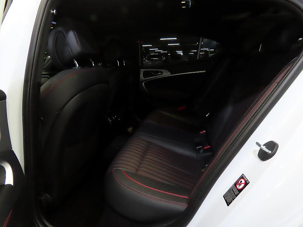 Genesis G70 — photo 07