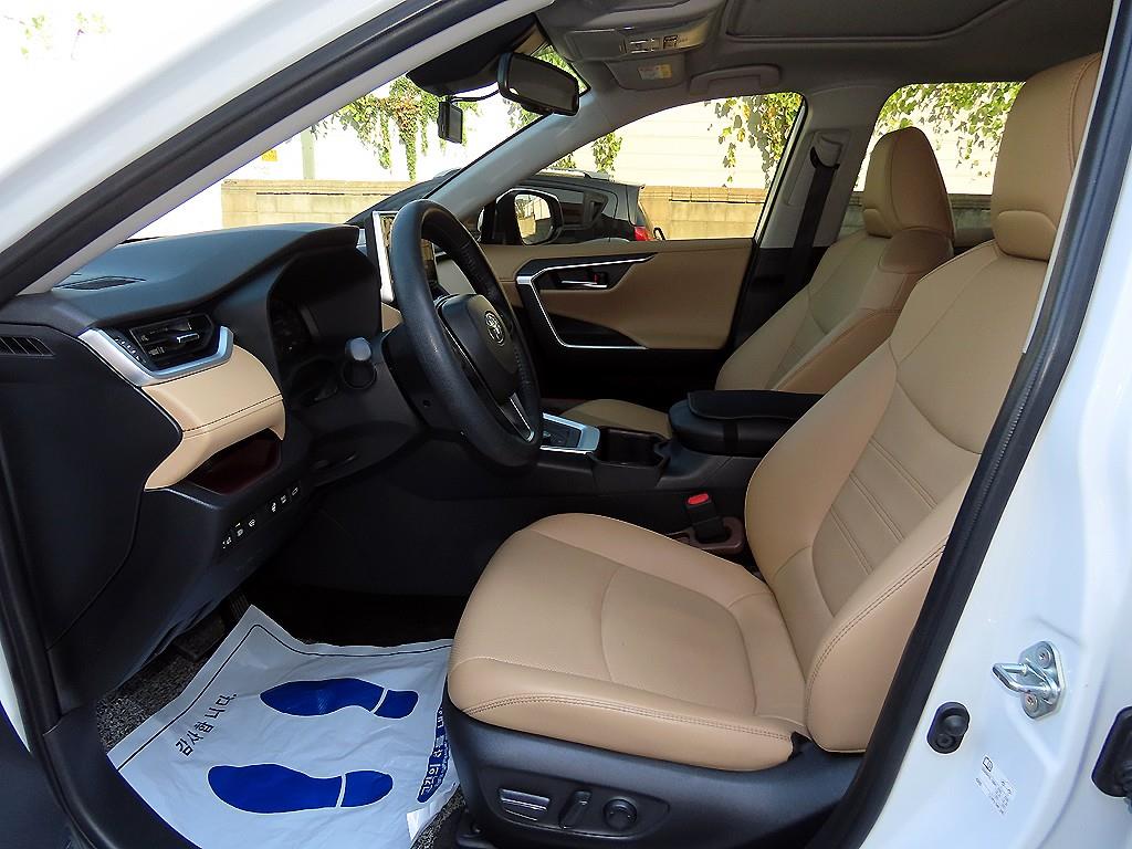 Toyota RAV4 — photo 05
