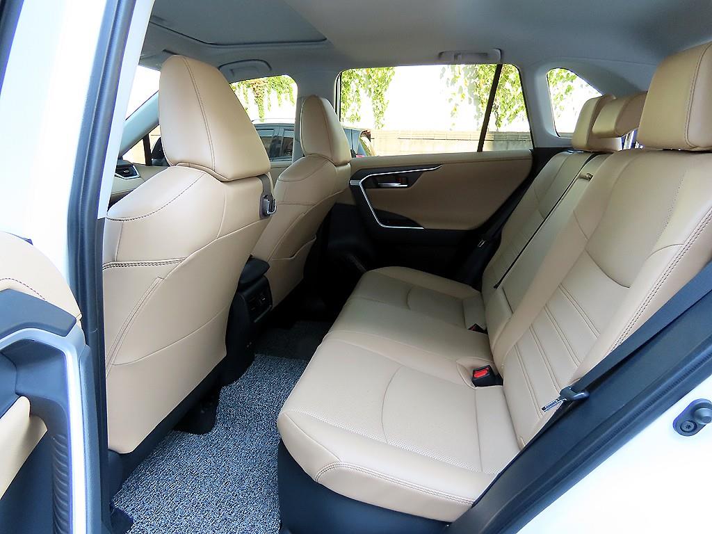 Toyota RAV4 — photo 06