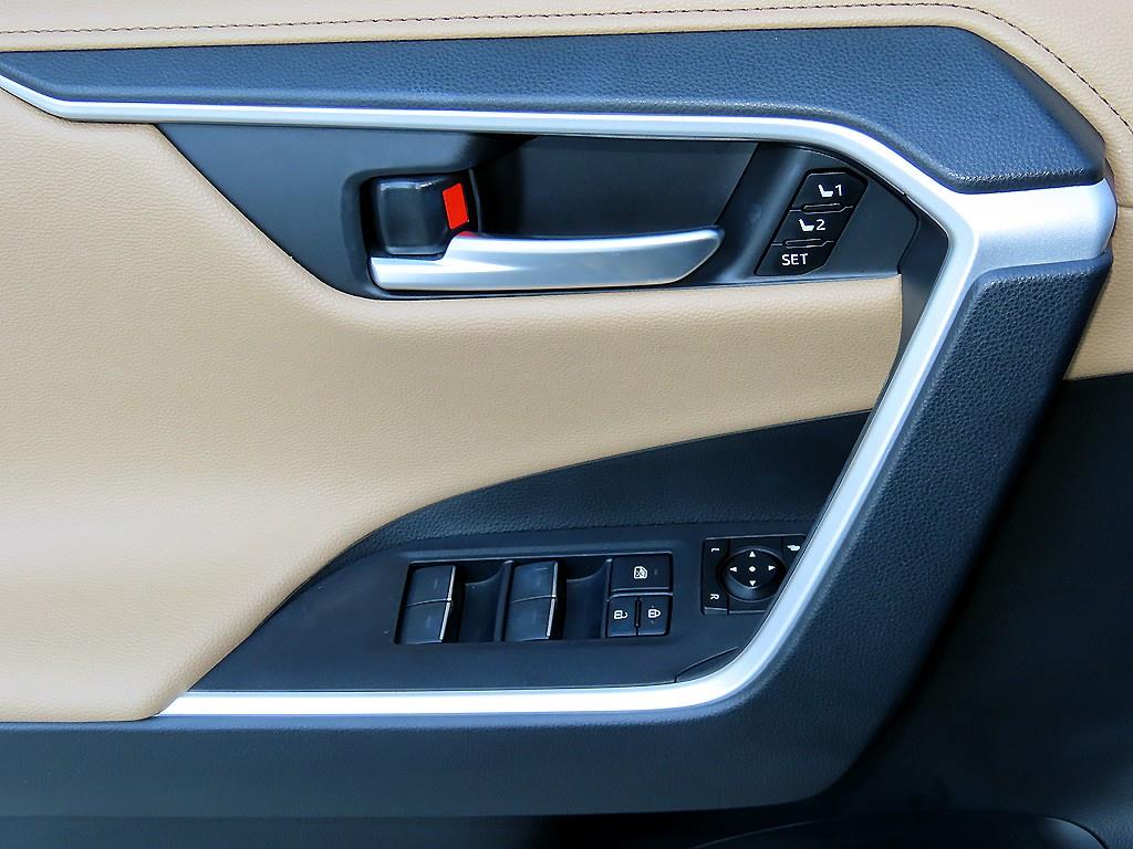 Toyota RAV4 — photo 11
