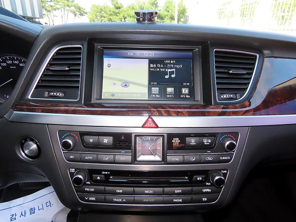 Hyundai Genesis — photo 13