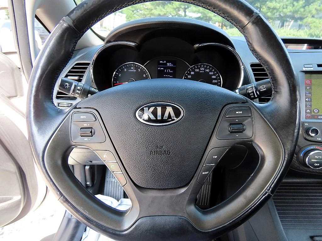 Kia K3 — photo 08