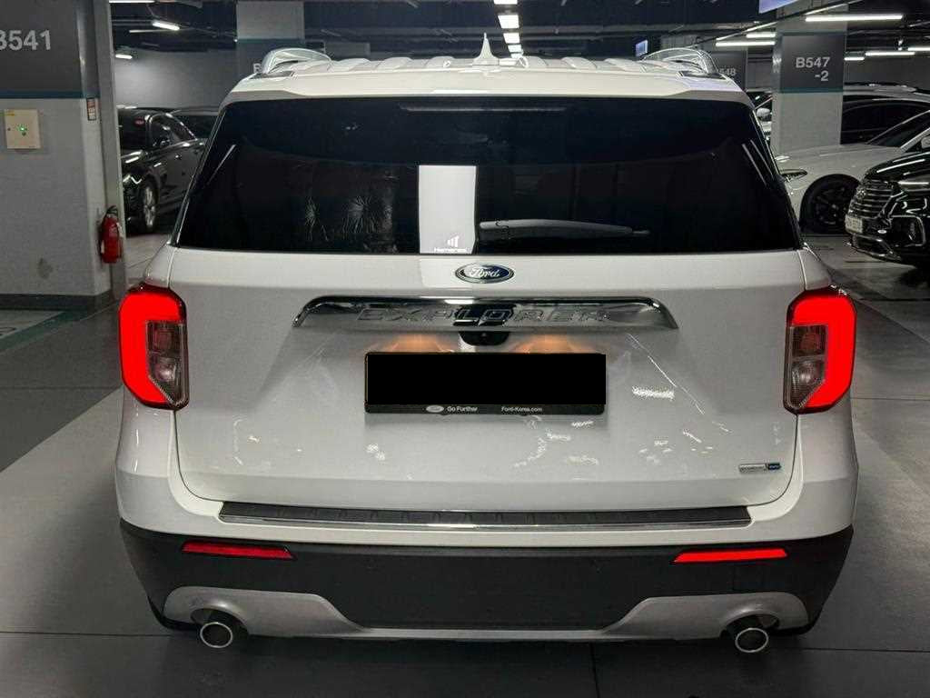 Ford Explorer — photo 04