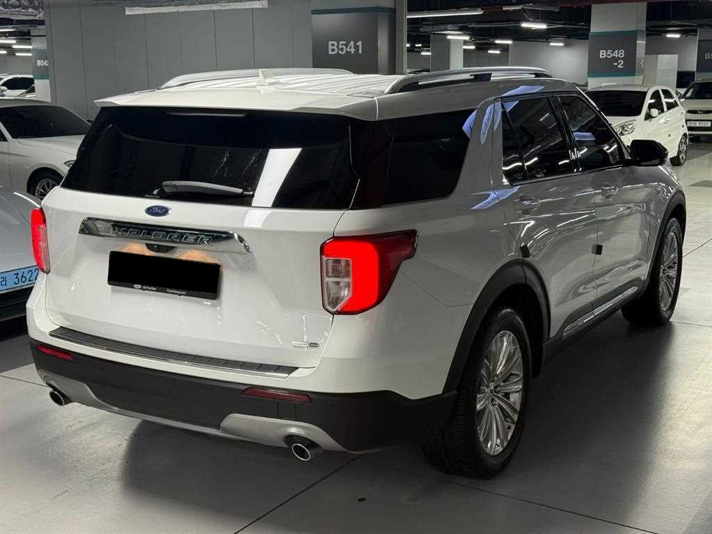Ford Explorer — photo 05