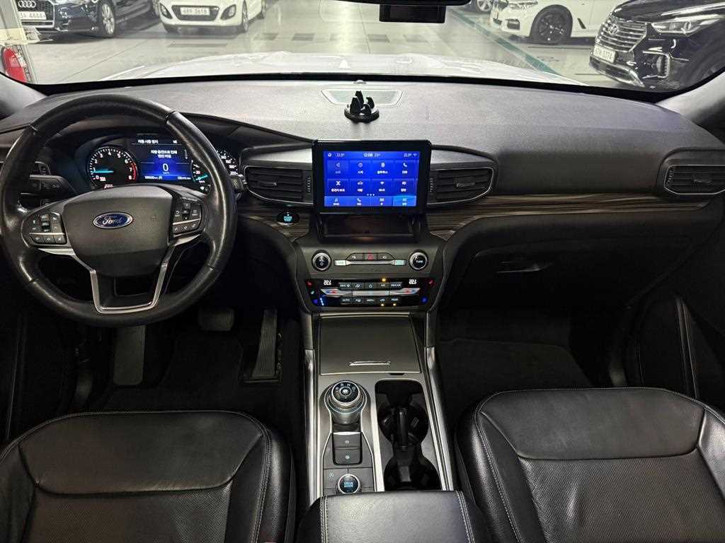 Ford Explorer — photo 08