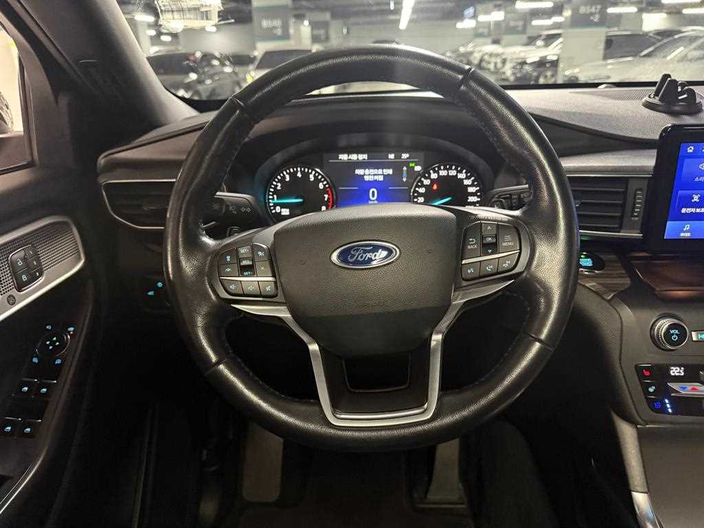 Ford Explorer — photo 09