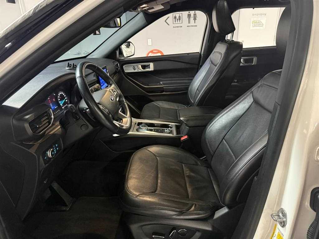 Ford Explorer — photo 10