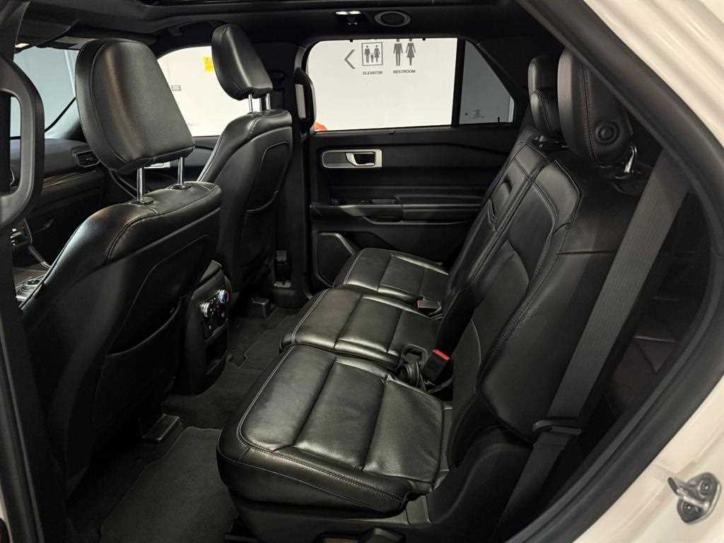 Ford Explorer — photo 11