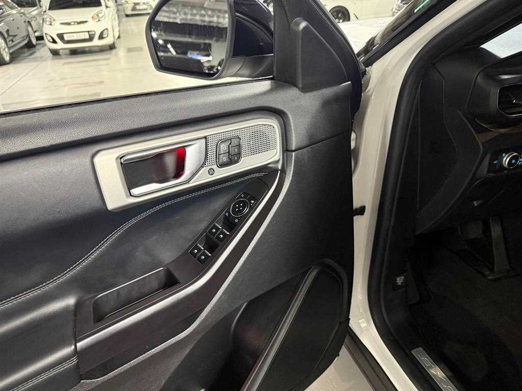 Ford Explorer — photo 12