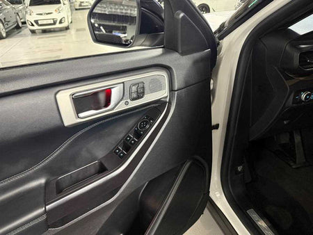 Ford Explorer — photo 12