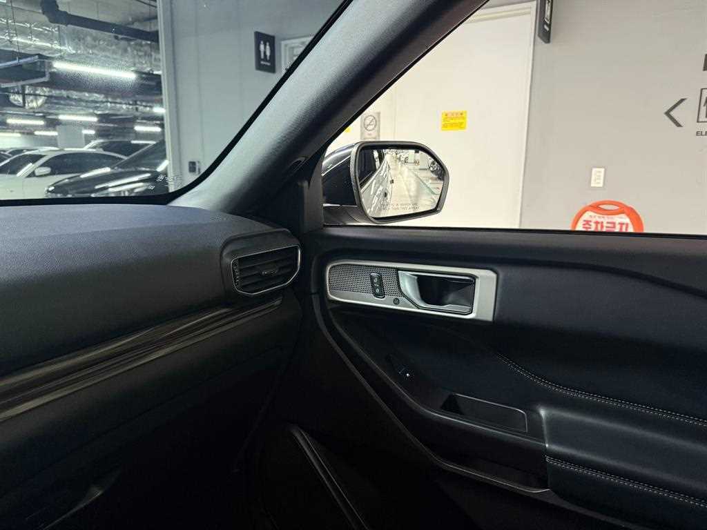 Ford Explorer — photo 16