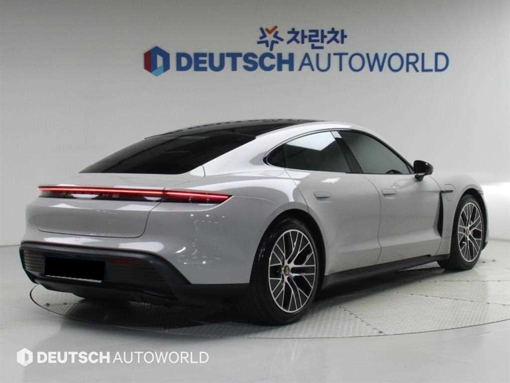 Porsche Taycan — photo 03