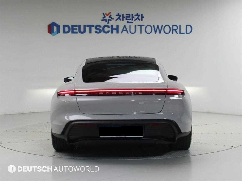 Porsche Taycan — photo 05