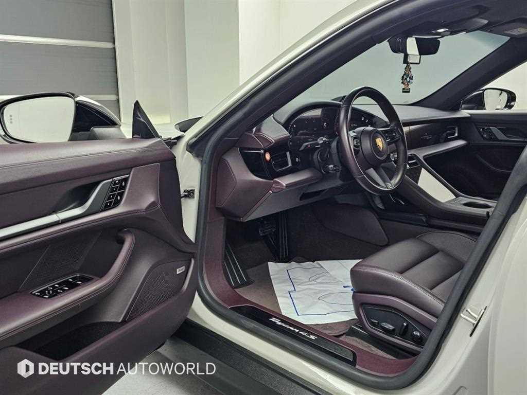 Porsche Taycan — photo 12