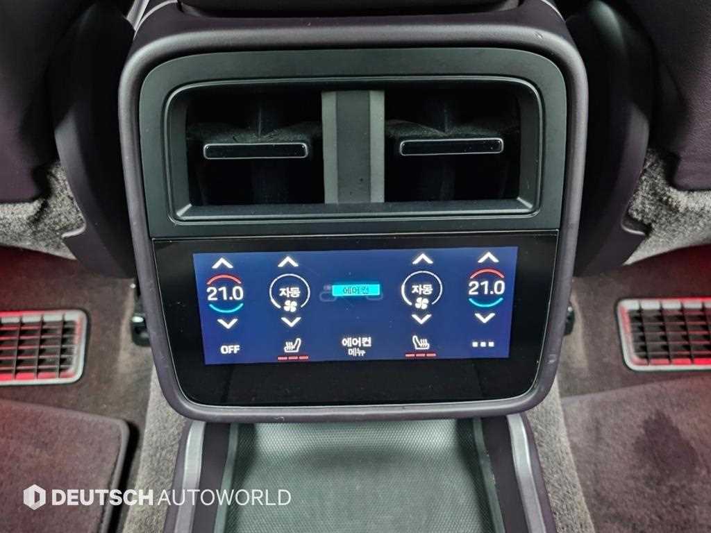 Porsche Taycan — photo 17