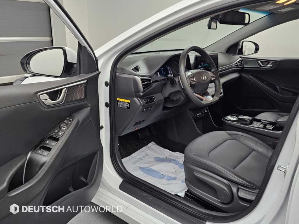 Hyundai Ioniq — photo 11