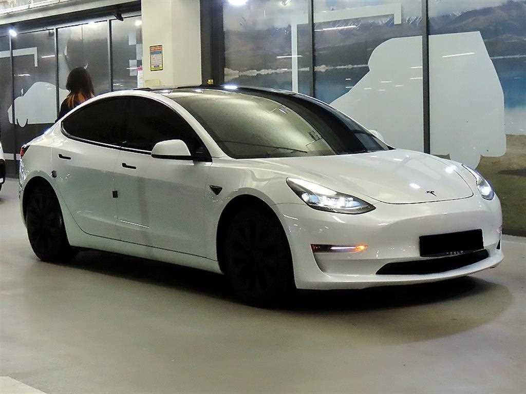 Tesla Model 3 — photo 01