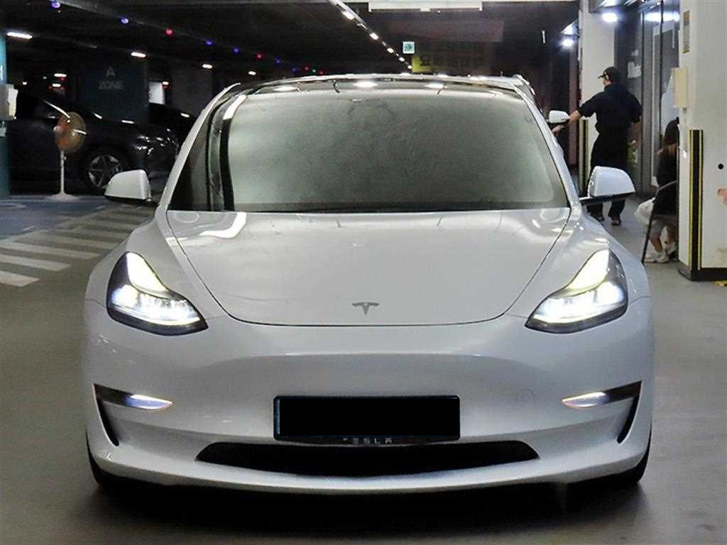 Tesla Model 3 — photo 02