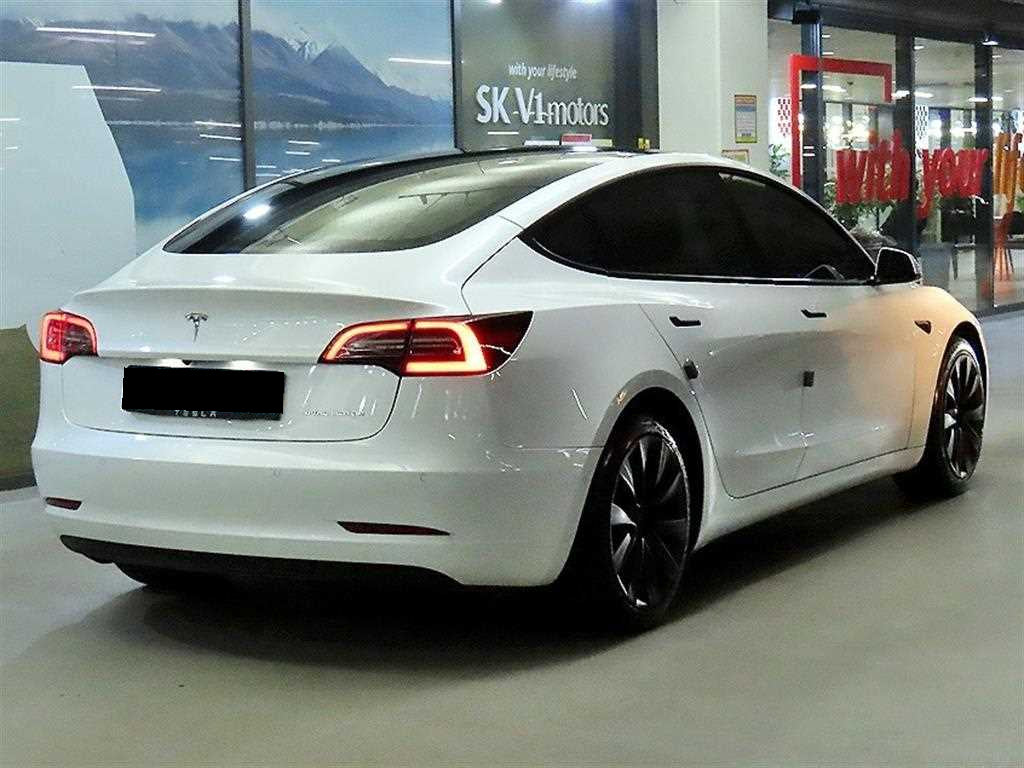 Tesla Model 3 — photo 04