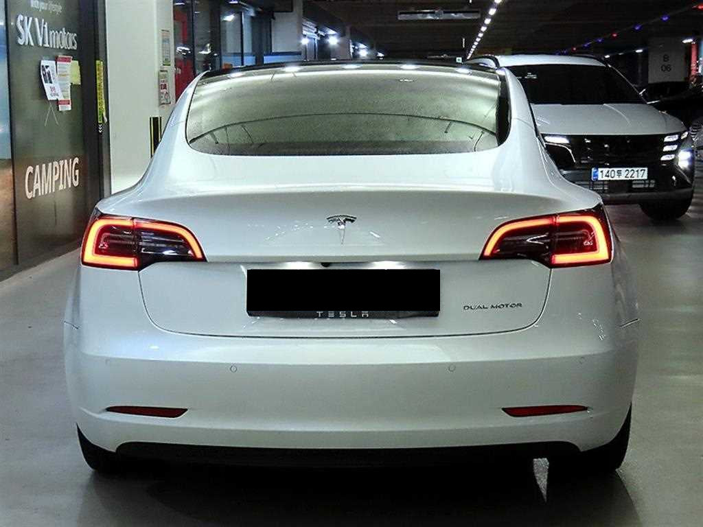 Tesla Model 3 — photo 05
