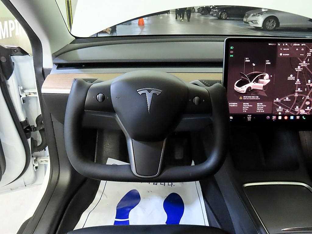 Tesla Model 3 — photo 08