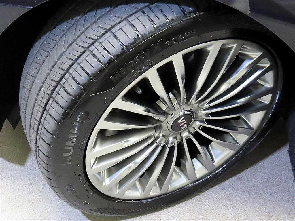 Kia K9 — photo 20