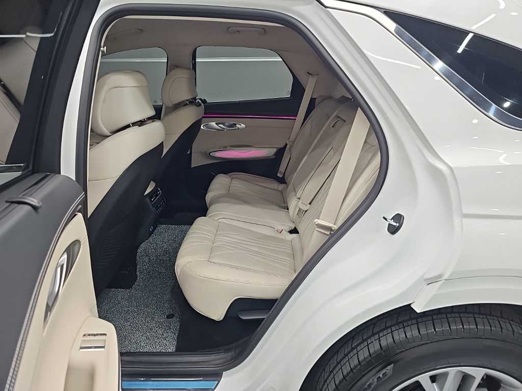 Genesis GV70 — photo 12