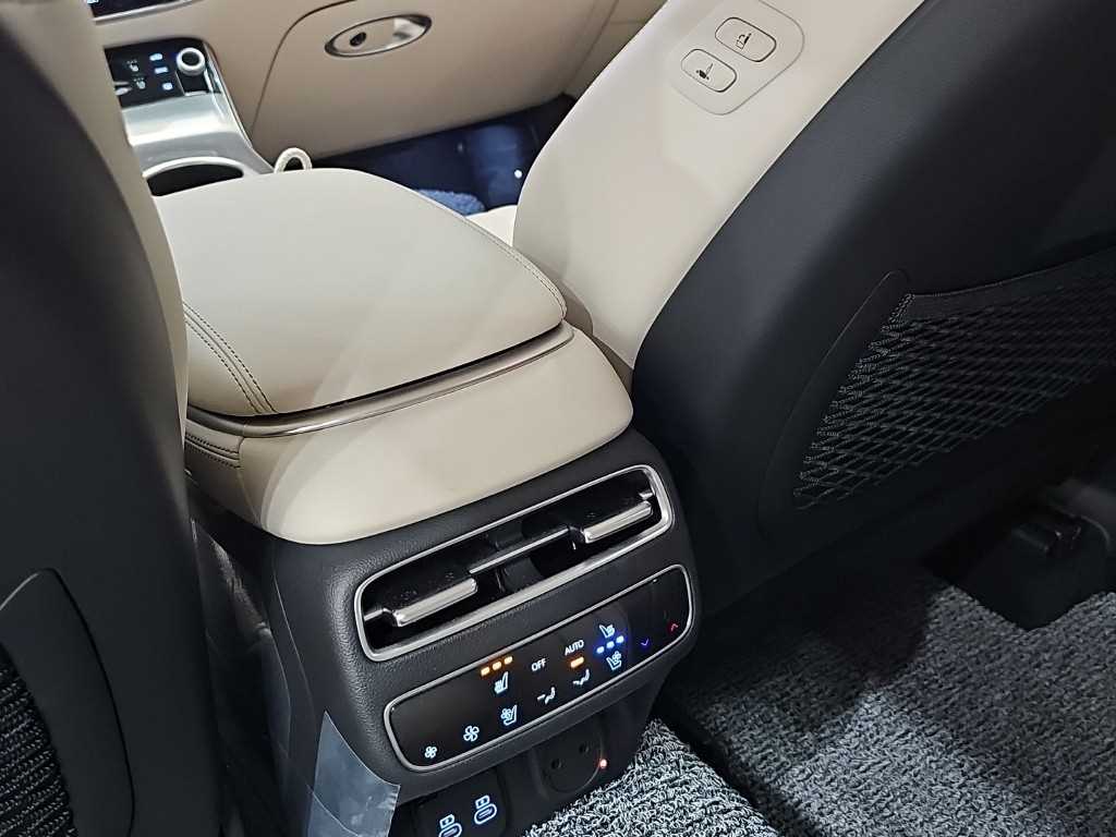 Genesis GV70 — photo 14