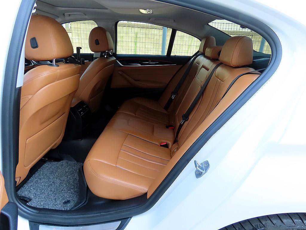 BMW 5-Series — photo 06