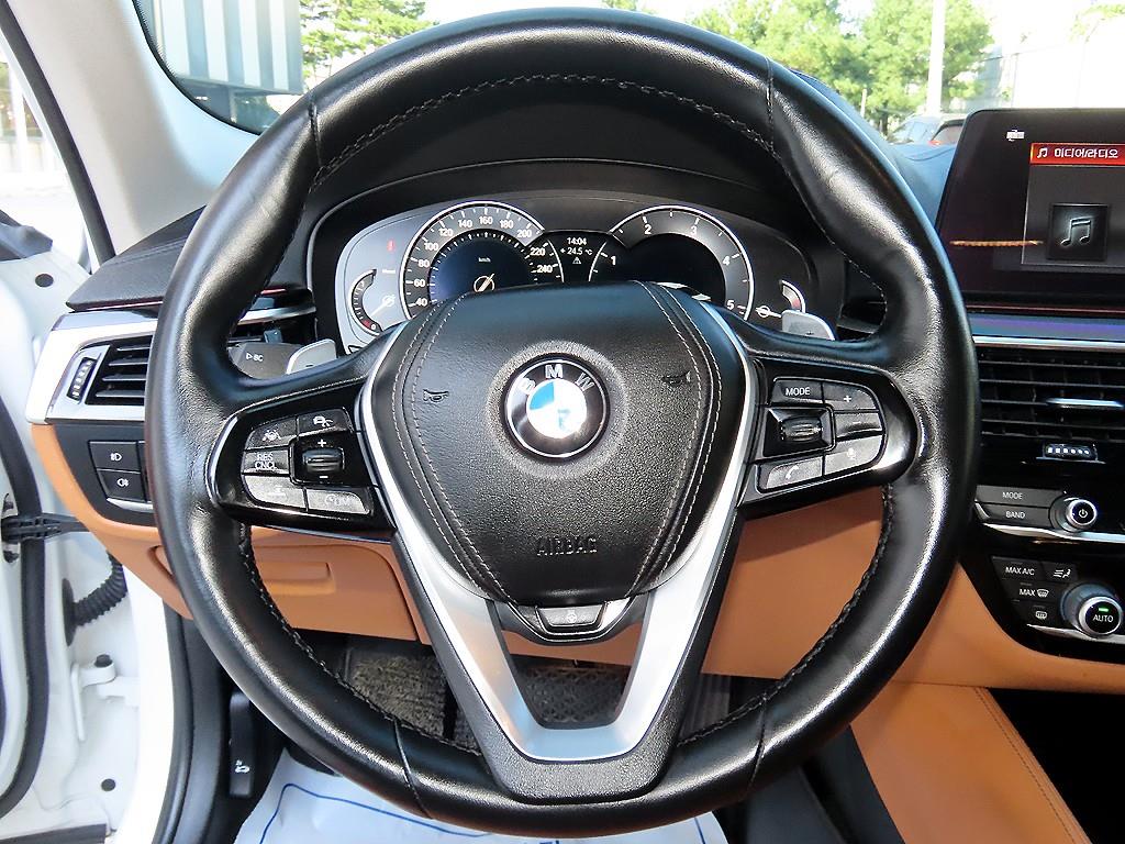 BMW 5-Series — photo 08