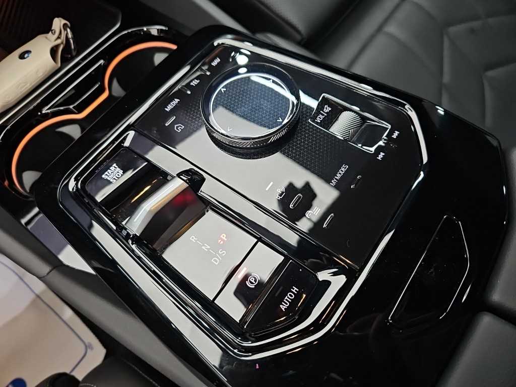 BMW 5-Series — photo 08