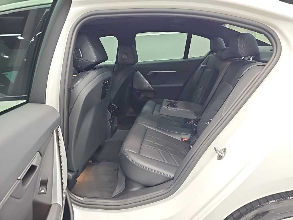 BMW 5-Series — photo 12