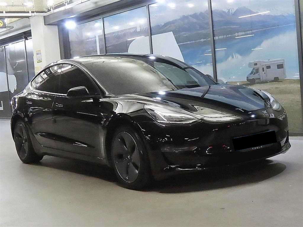 Tesla Model 3 — photo 01