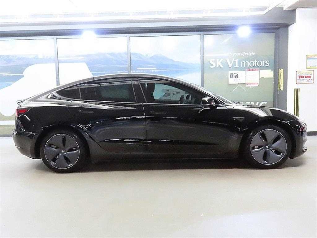 Tesla Model 3 — photo 03