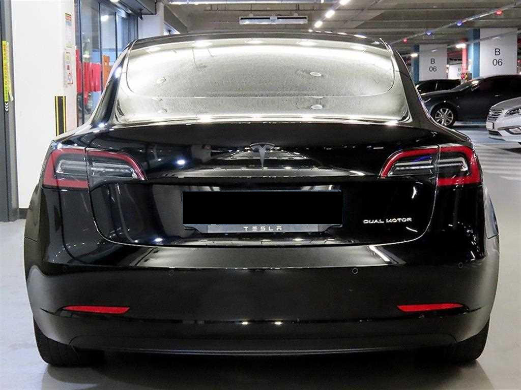 Tesla Model 3 — photo 05