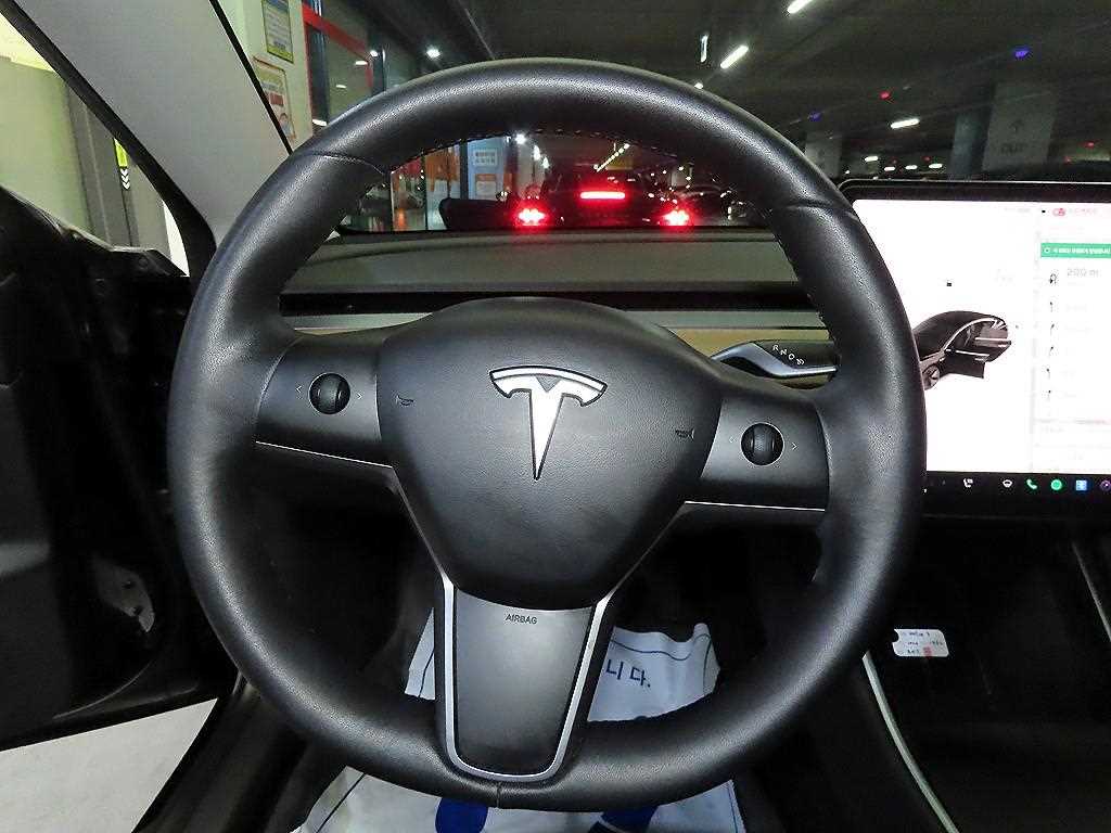 Tesla Model 3 — photo 08