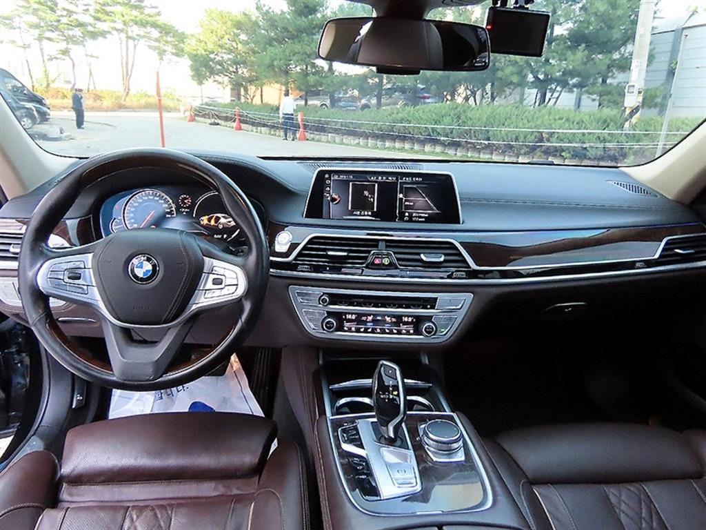 BMW 7-Series — photo 07