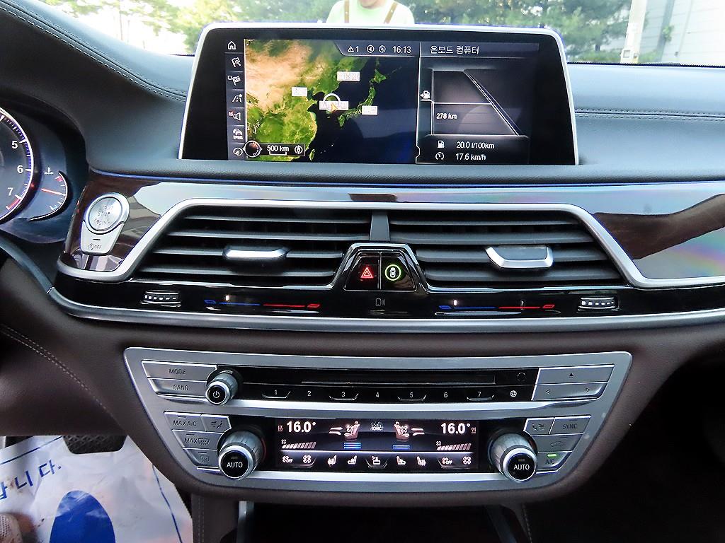 BMW 7-Series — photo 12