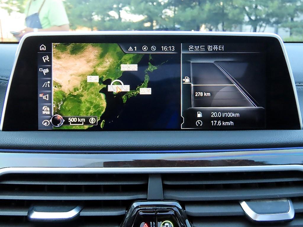BMW 7-Series — photo 13