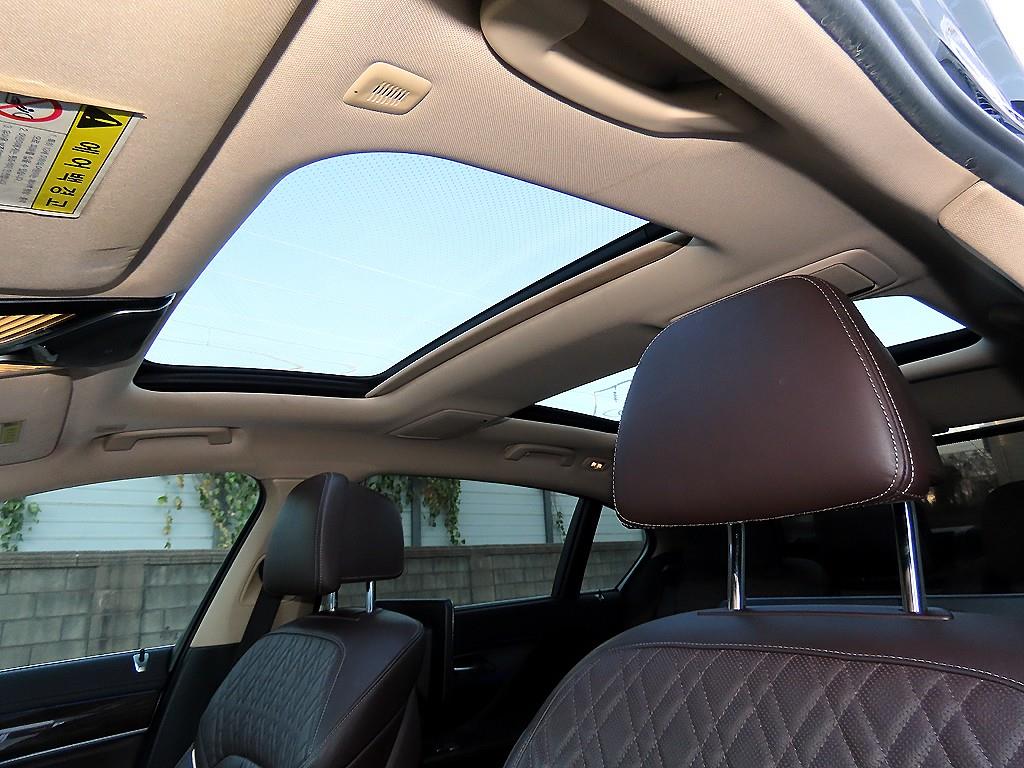 BMW 7-Series — photo 16