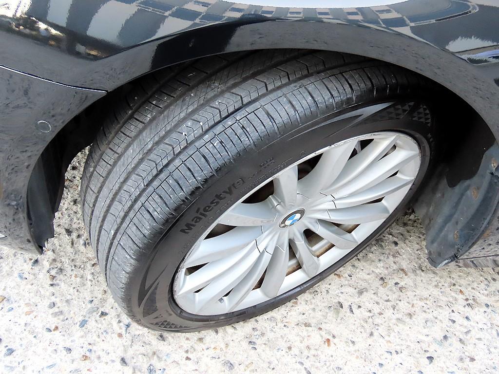 BMW 7-Series — photo 20