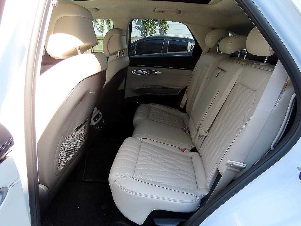 Genesis GV70 — photo 07