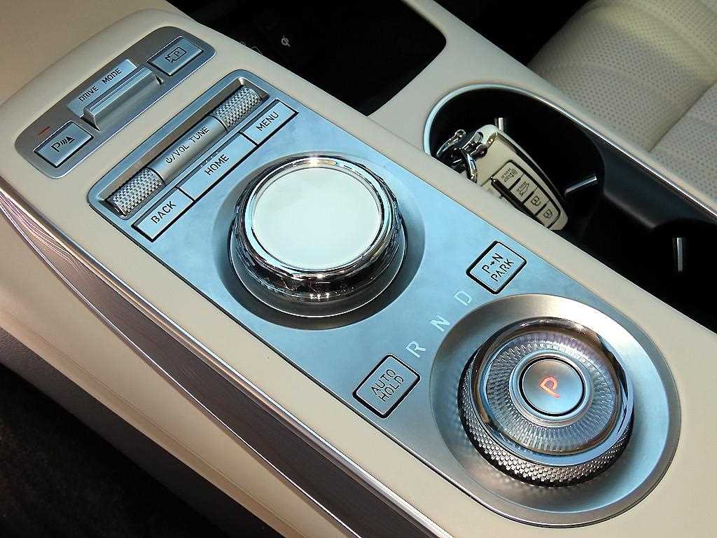 Genesis GV70 — photo 10