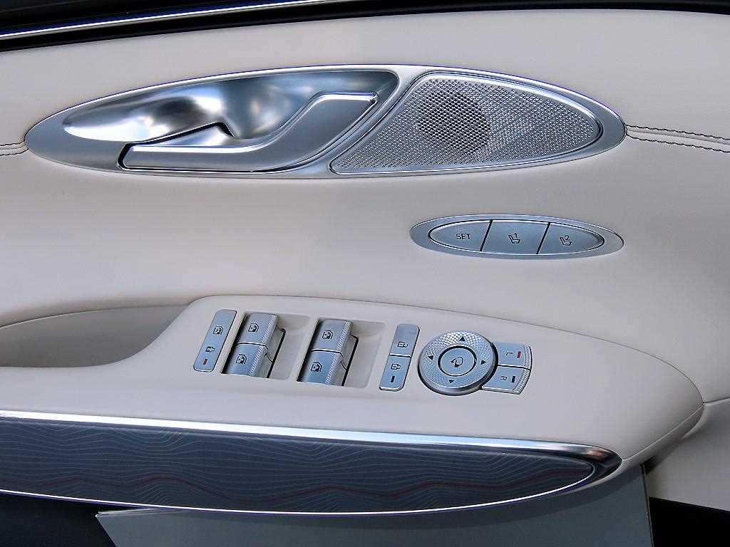 Genesis GV70 — photo 11